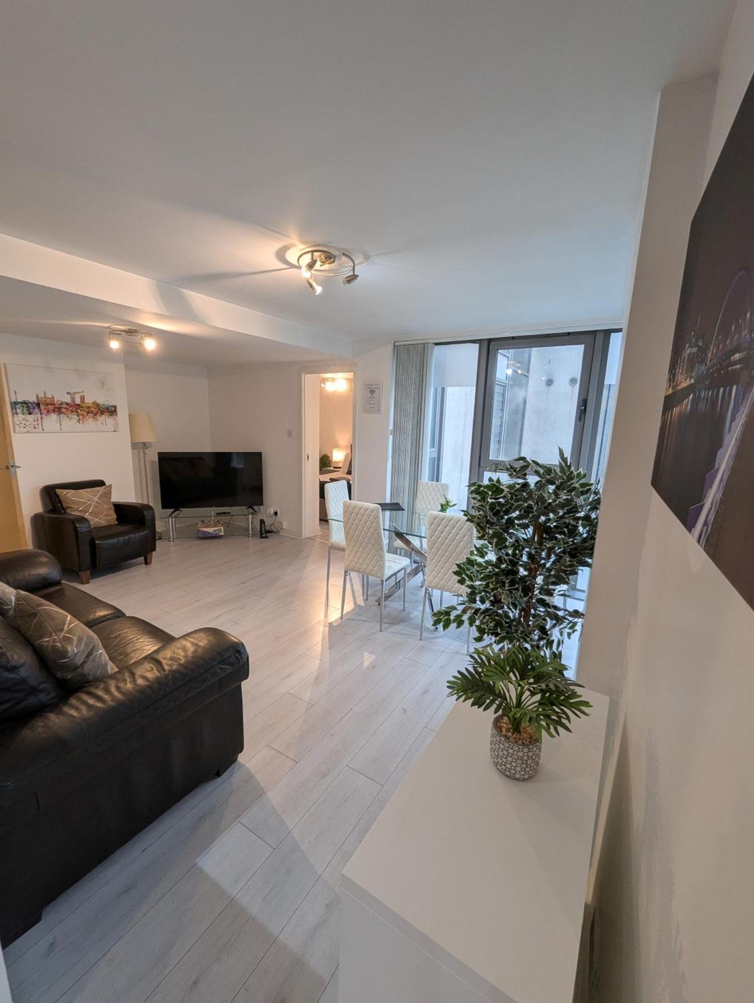 Glasgow City Centre Waterfront Apartment Buitenkant foto